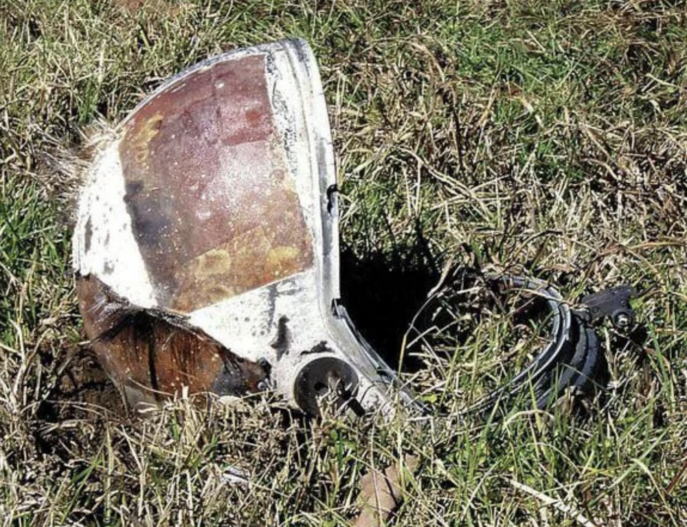 17. Часть шлема астронавта, найденная фермером в поле в Техасе — после катастрофы шаттла "Колумбия" 1 февраля 2003 года