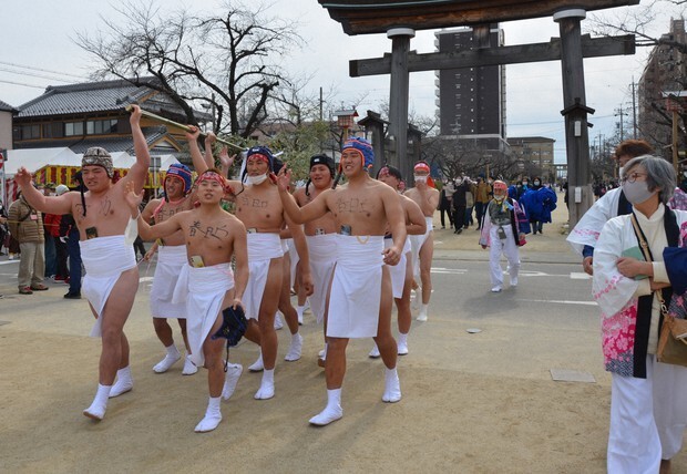 Японкам впервые разрешили участвовать в "голом" мужском фестивале
