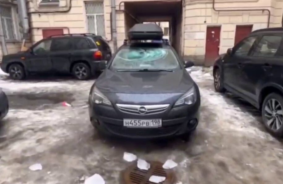 Петербуржцу на лобовое стекло рухнули глыбы льда с крыши дома, мимо которого он проезжал