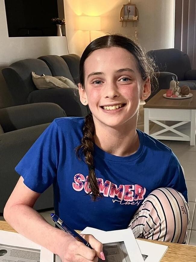 У 11-летней девочки развилась аллергия на собственные слёзы и пот