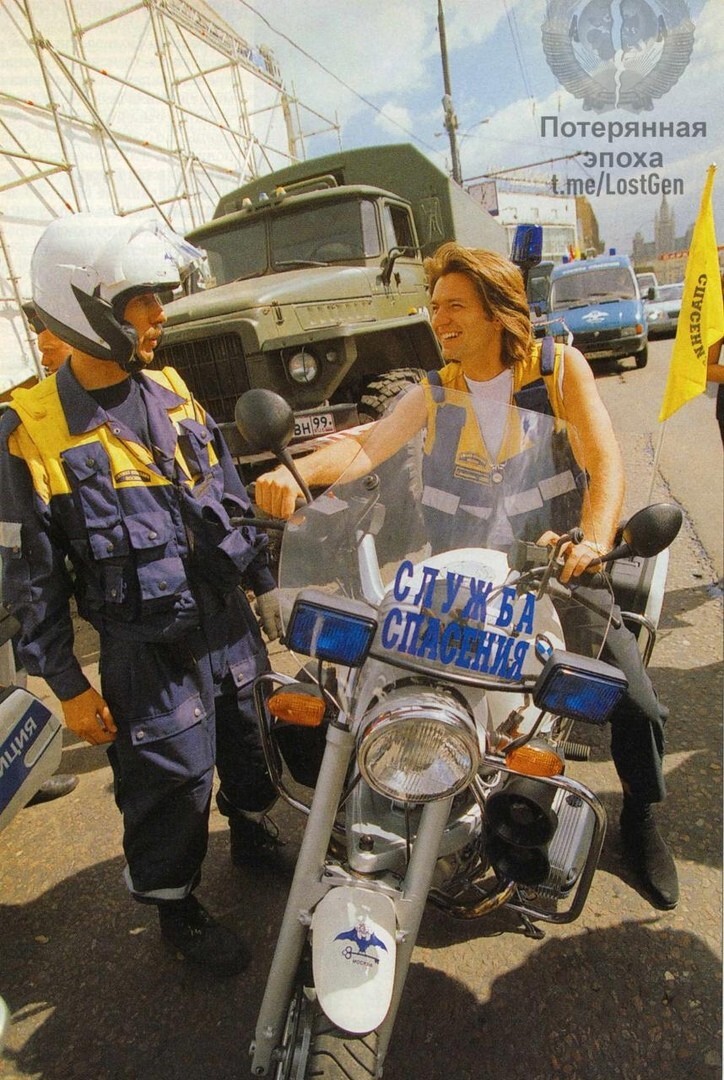 Дмитрий Маликов на одном из мотоциклов, которые компания BMW подарила сотрудникам МЧС, 1999 год
