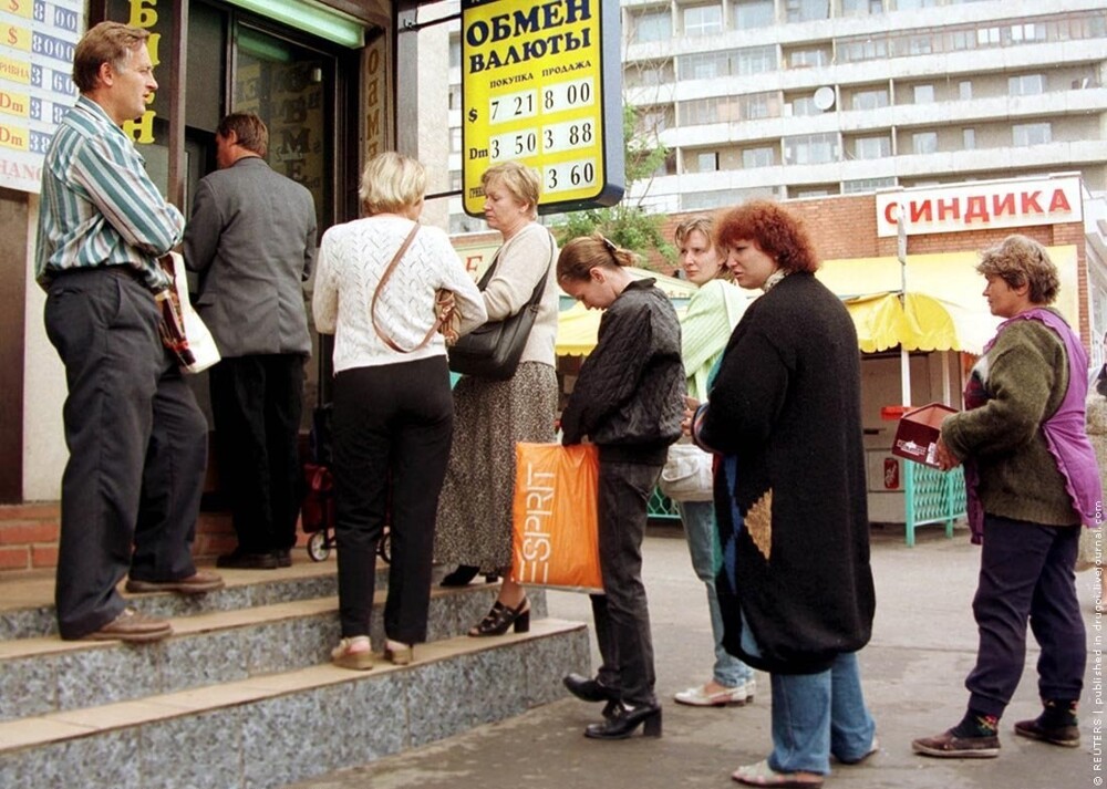 Обменник у Киевского вокзала. Москва, 1998 год.