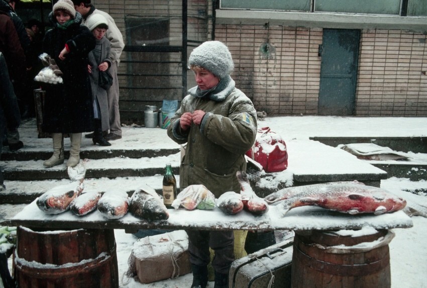 Женщина торгует рыбой на московской улице, 1991 год