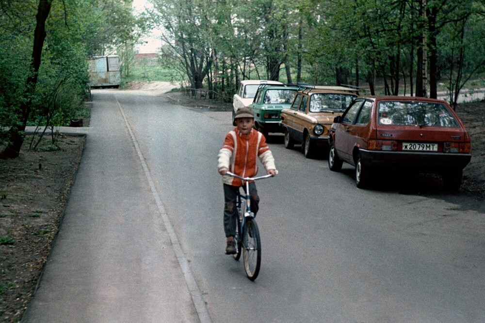 Двор д.20 к.1 по ул. Введенского. Москва, 1992 год.
