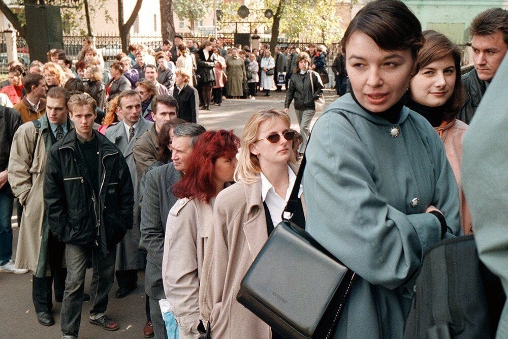 Безработные москвичи в очереди на ярмарку вакансий, сентябрь, 1998 год