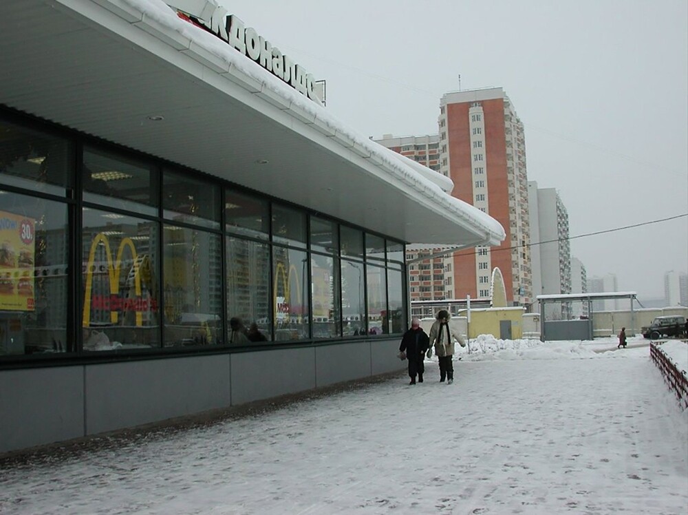 	У Макдоналдса на Бульваре Дмитрия Донского. Москва, 1999 год.