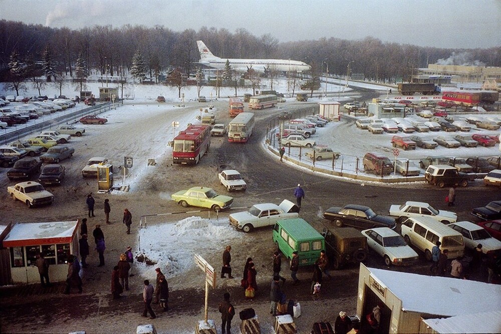 Москва,  1993. В аэропорту Домодедово