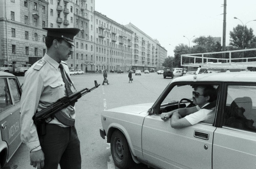 Сотрудник ГАИ с автоматом на посту у Павелецкого вокзала. Москва, 1992 год.
