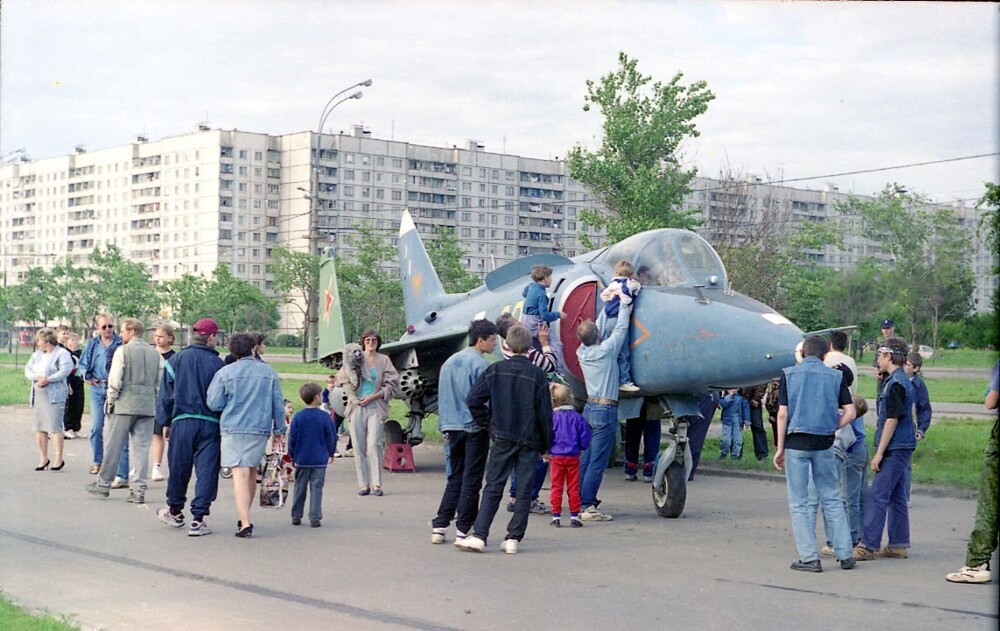 Як-38 возле пруда у кинотеатра Марс на праздновании 300-летия Российскому флоту. Алтуфьевское шоссе. Москва, 1996 год.