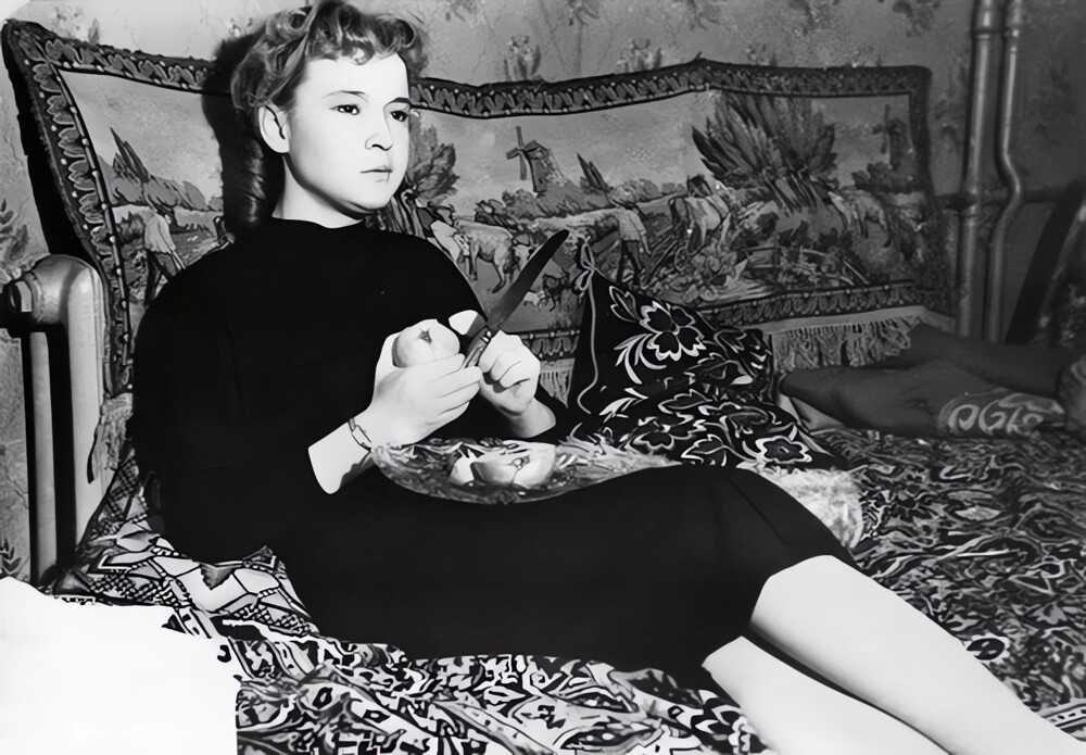Людмила Гурченко дома у родителей, 1957 год.