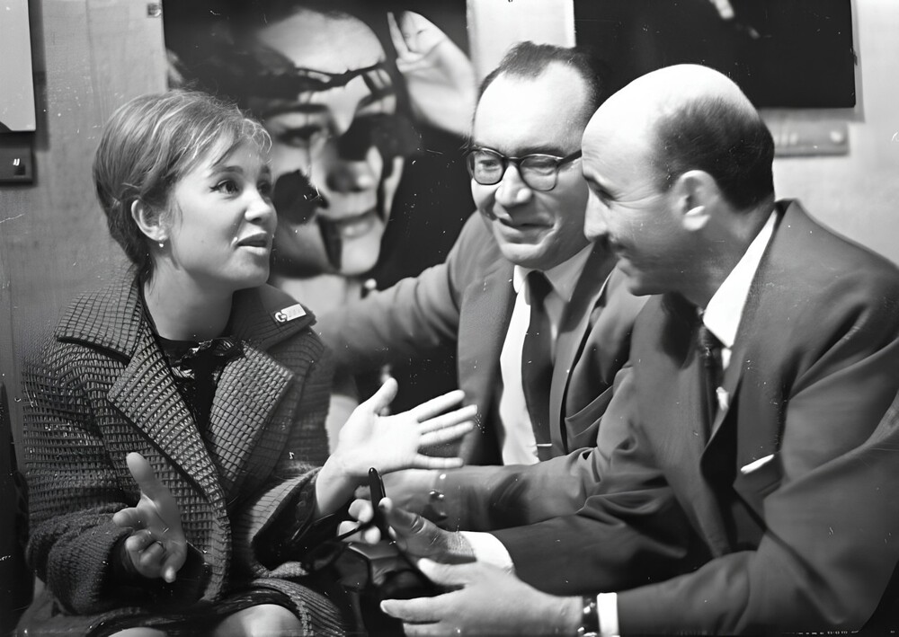Надежда Румянцева дает интервью, 1965 год.