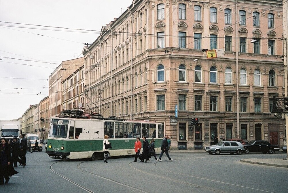 Трамвай 90 маршрута поворачивает с улицы Восстания на улицу Жуковского.