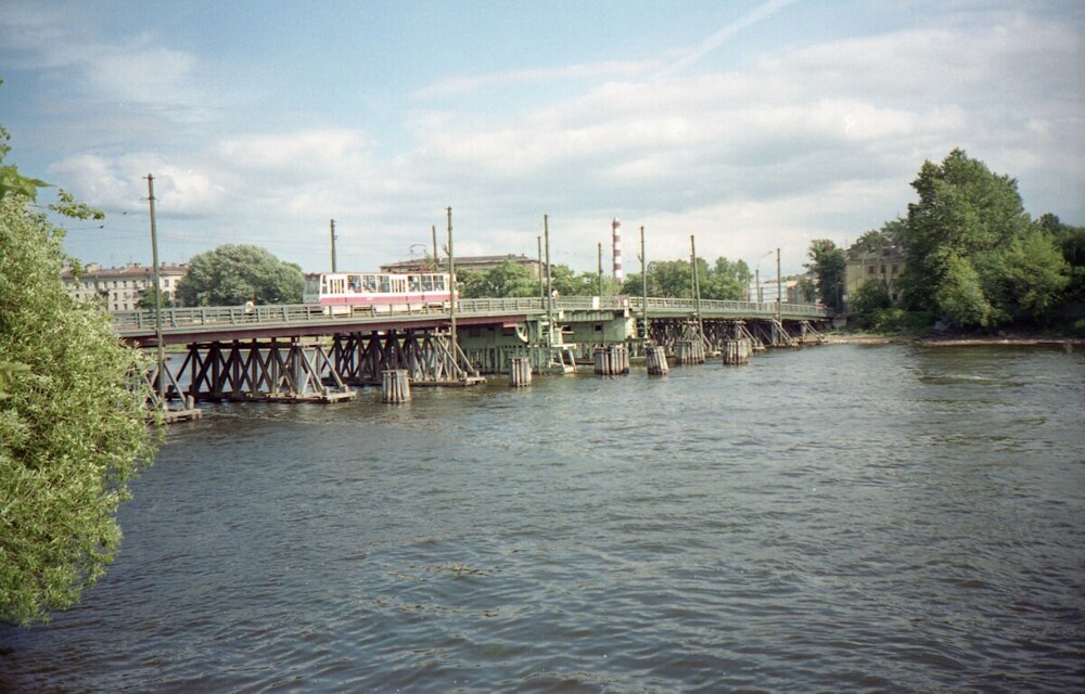 Трамваи на Крестовский остров тогда попадали через деревянный Лазаревский мост. Пейзаж был практически деревенским.