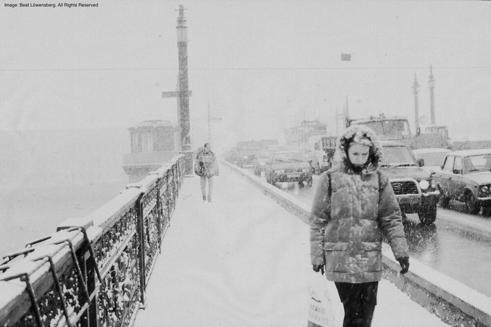 Переместимся в зимний Петербург и полюбуемся на мост Лейтенанта Шмидта (ныне - Благовещенский мост).