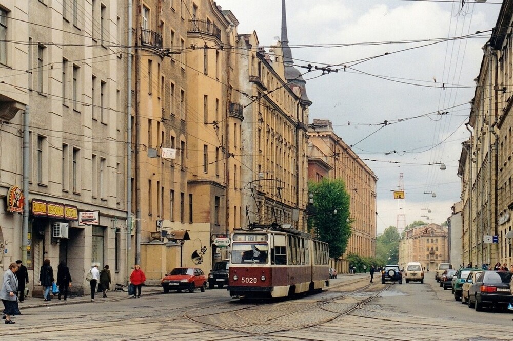 Трамвай 17 маршрута идёт по улице Чапаева.