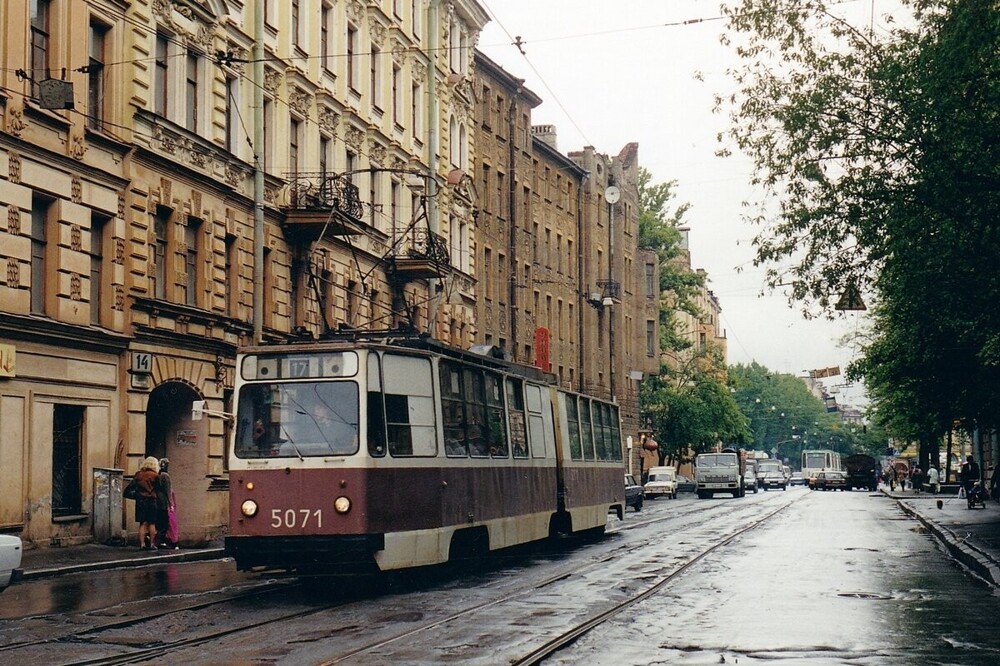 Трамвай 17 маршрута ползёт по Чкаловскому проспекту.