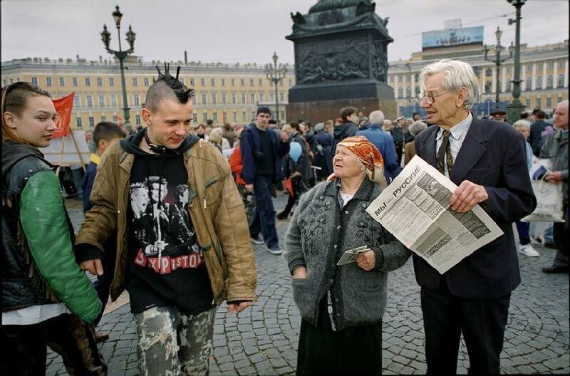 Встреча двух поколений на Дворцовой площади.
