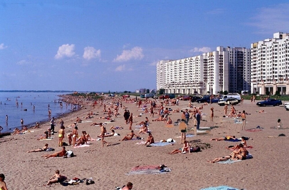 Летние деньки и пляж на Морской набережной Васильевского острова.