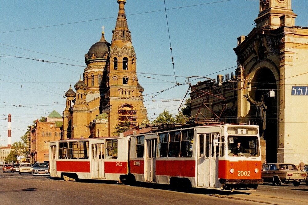Трамвай 11 маршрута повернул на набережную Обводного канала с Варшавского моста.