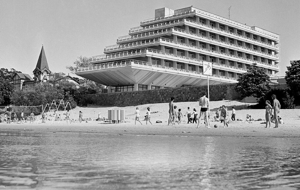 Отдыхающие на пляже санатория «Рижское взморье» в Юрмале, 1983 г.  Имант Пределис