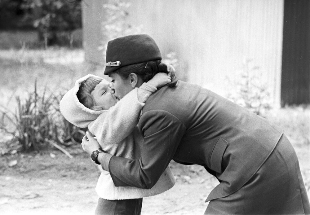 Инспектор ОРУД ГАИ Эра Кузнецова со своей дочерью, Рига 1973 г.  Михаил Озерский