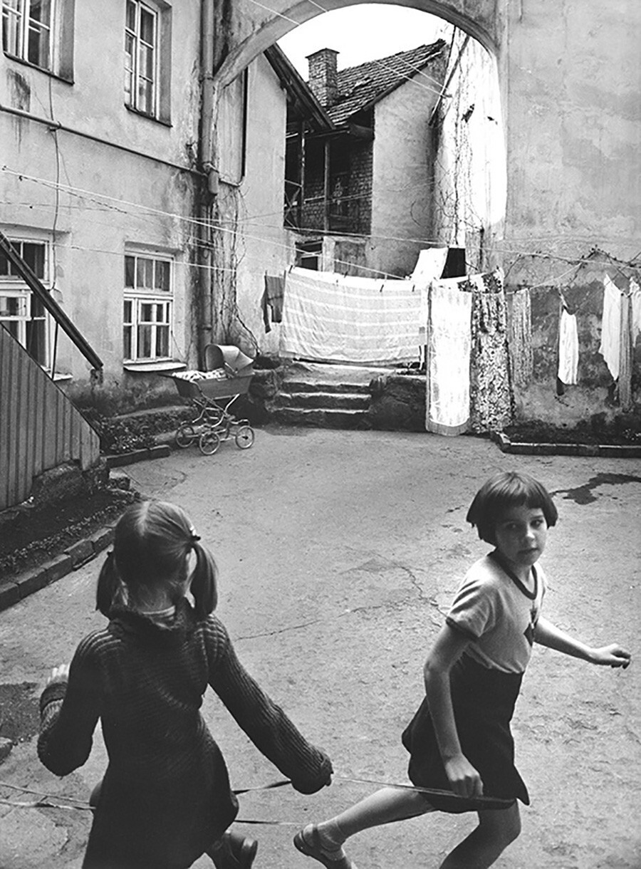Девочки в Вильнюсе, 1980-е гг.  Михаил Дашевский