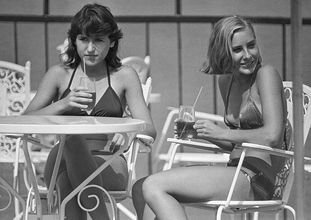Отдыхающие в открытом кафе «Юрас перле» в Юрмале, 1983 г.  Имант Пределис