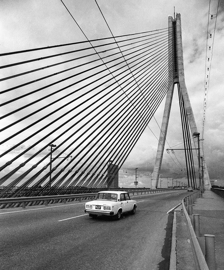 Вантовый мост через реку Даугаву в Риге, 1984 г.  В. Крюков