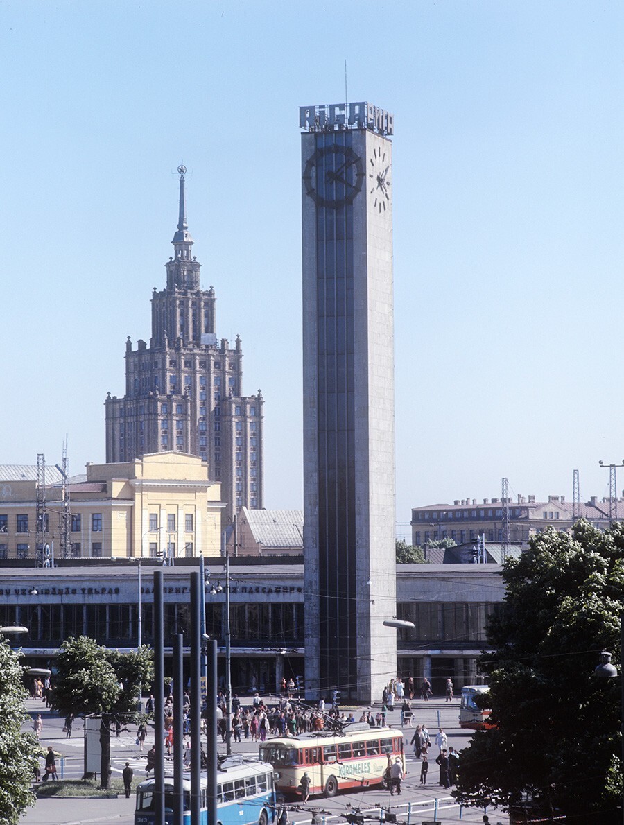 Вид на привокзальную площадь в Риге, 1975 г.  Юрий Житухин