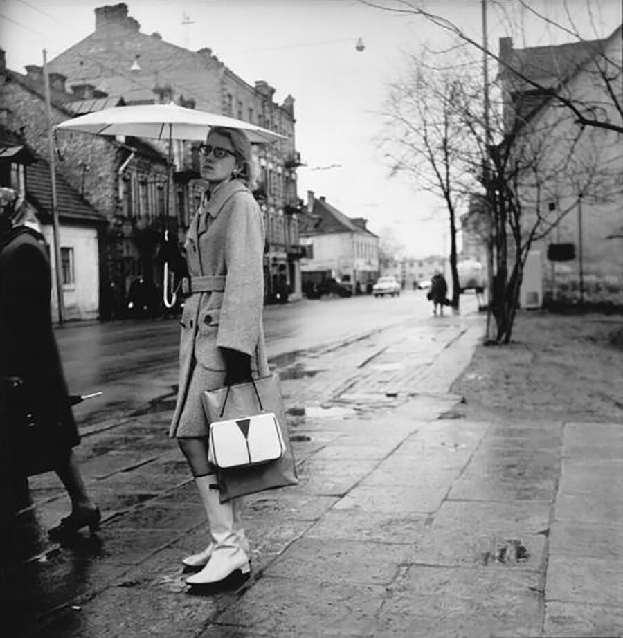 «Стильная девушка» на улице Кальварию в Вильнюсе, 1967 г.  Антанас Суткус