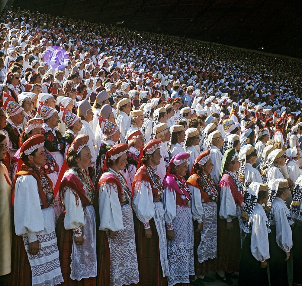 Сводный женский хор во время выступления на Празднике песни в Таллине, 1969 г.  А. Варфоломеев