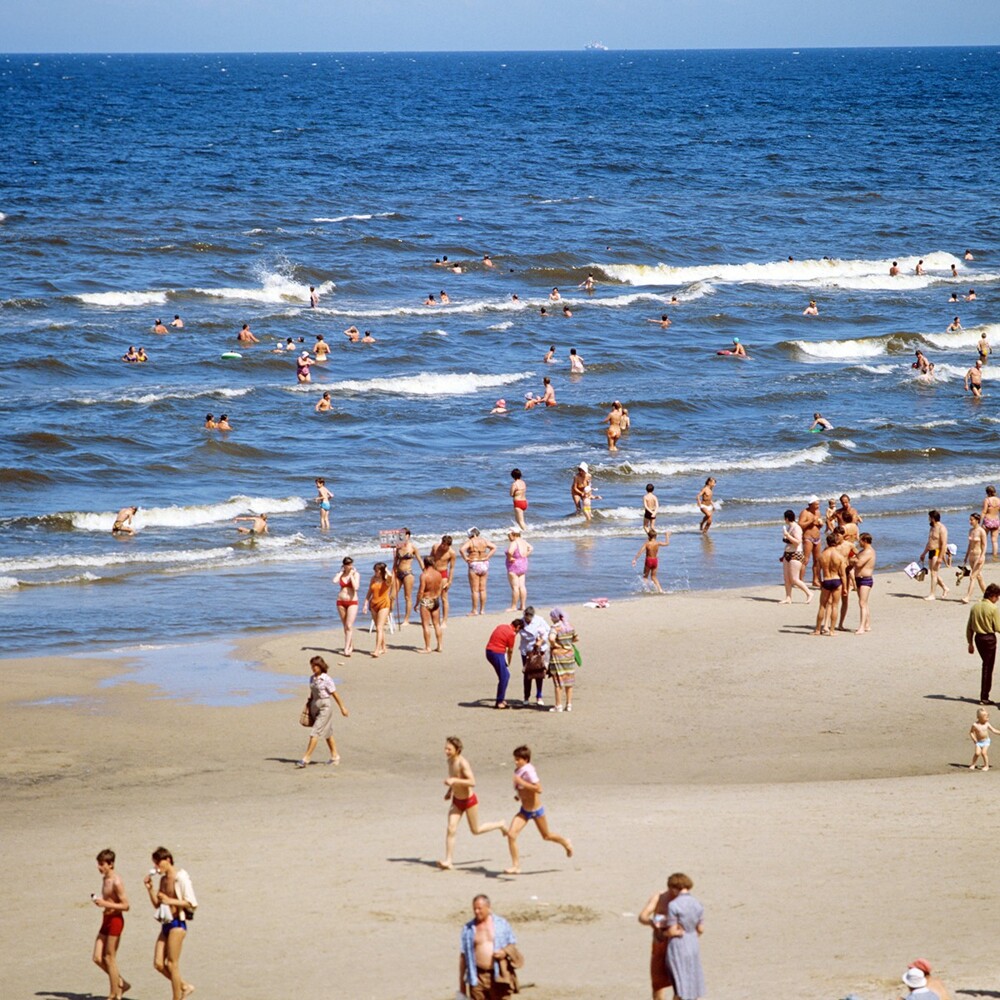Отдыхающие на городском пляже Юрмалы, 1984 г.  Борис Колесников