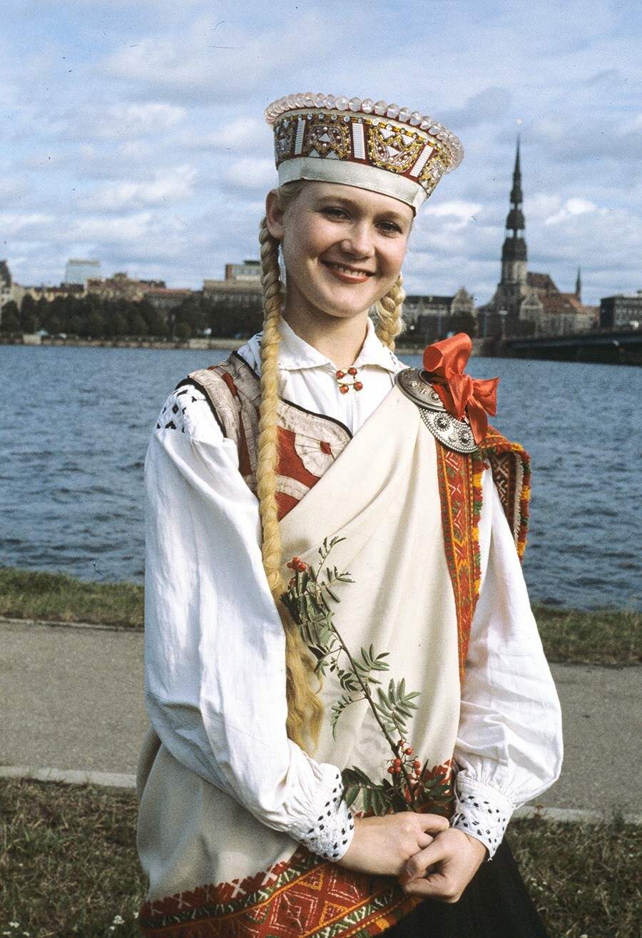 Девушка в национальном латышском костюме на набережной в городе Рига, 1983 г.  Ян Тихонов