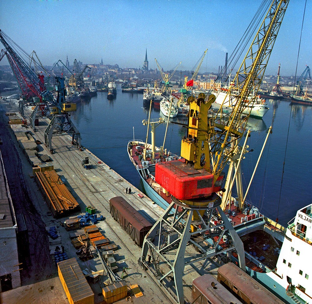 Грузовой морской порт в Таллине, 1973 г.  Салмре