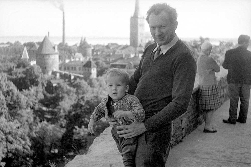 Отец с сыном на смотровой площадке Таллина, 1964 г.  Архив Владимира Карлова