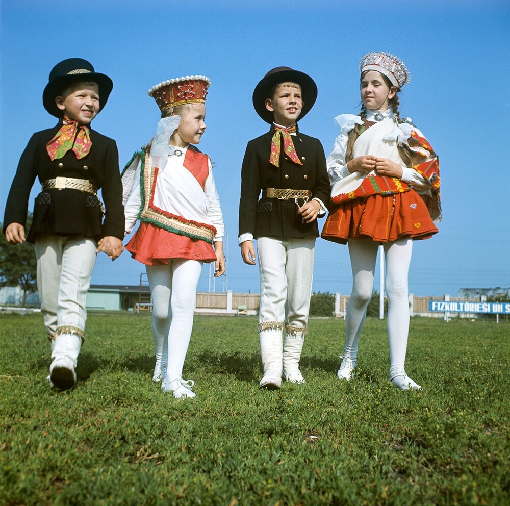 Участники фольклорного праздника песни и танца в Риге, 1970 г.  Тихонов