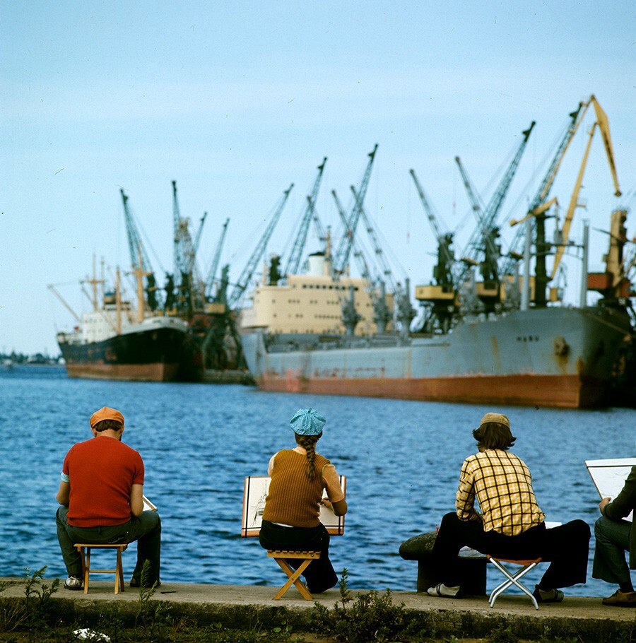 Художники  в рижском порту, 1976 г.  Соловьев