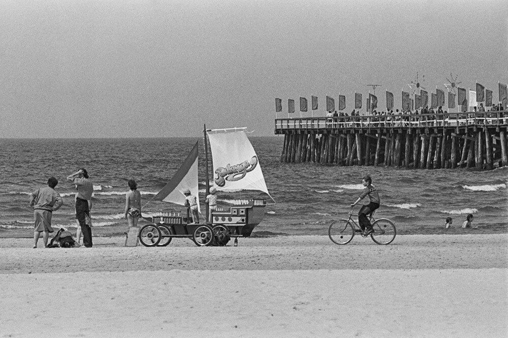 Горожане во время отдыха на берегу моря в Паланге, 1986 г.  Альгирдас Сабаляускас, Кястутис Янкаускас