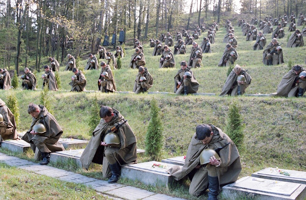 Церемония «Дань памяти» на воинском кладбище, 1987 г.  Борис Кавашкин, Альгирдас Сабаляускас