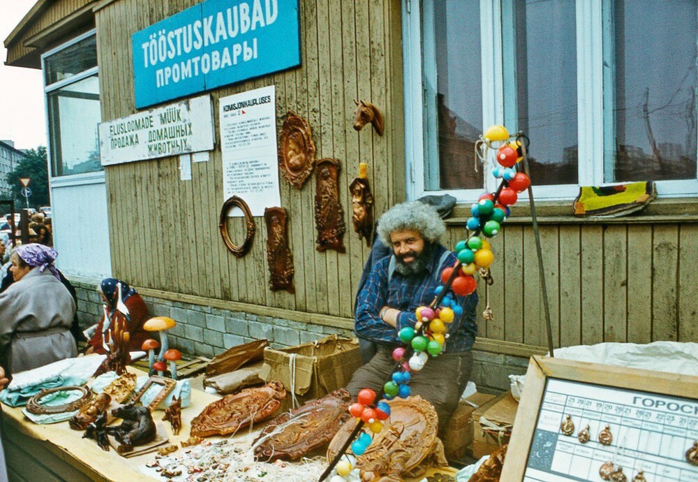 Продавец разной всячины в Таллине, 1987.  Архив Павла Сухарева