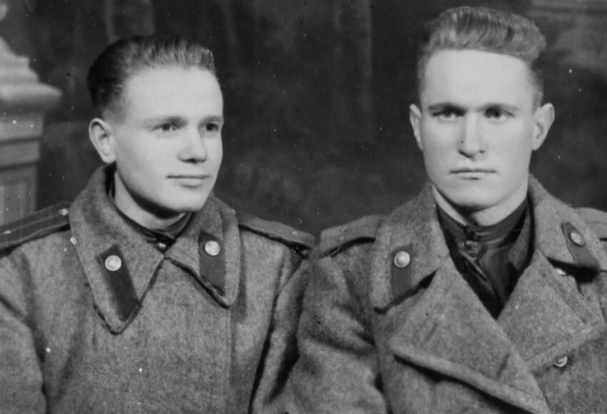 Младший лейтенант Максимов и лейтенант Колесников.