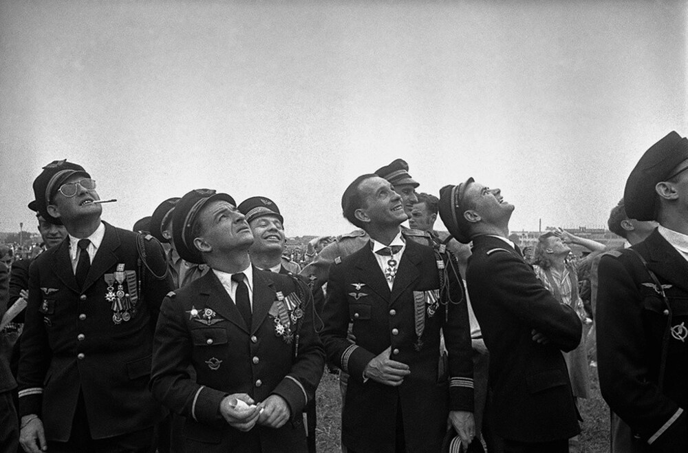 Летчики полка «Нормандия – Неман»  в День авиации на Центральном аэродроме в Тушино. Автор: Александр Устинов.