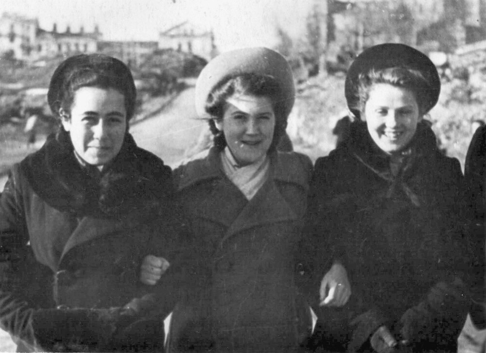 Подружки-одноклассницы на улице разрушенного Минска. Крайняя справа школьница – Нинель Степановна Афанасьева (18 лет).