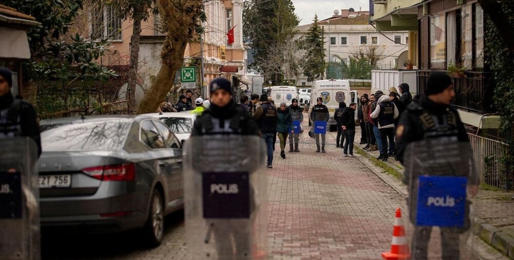 После расстрела в католической церкви в Стамбуле задержали 47 подозреваемых - среди них есть и россиянин