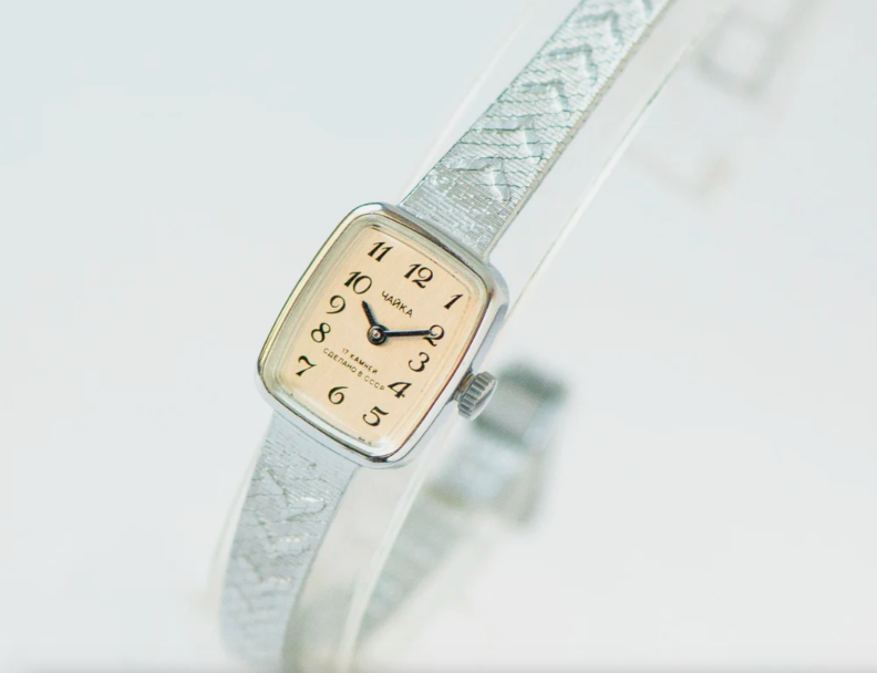 Советские часы для женщин. Самые разные