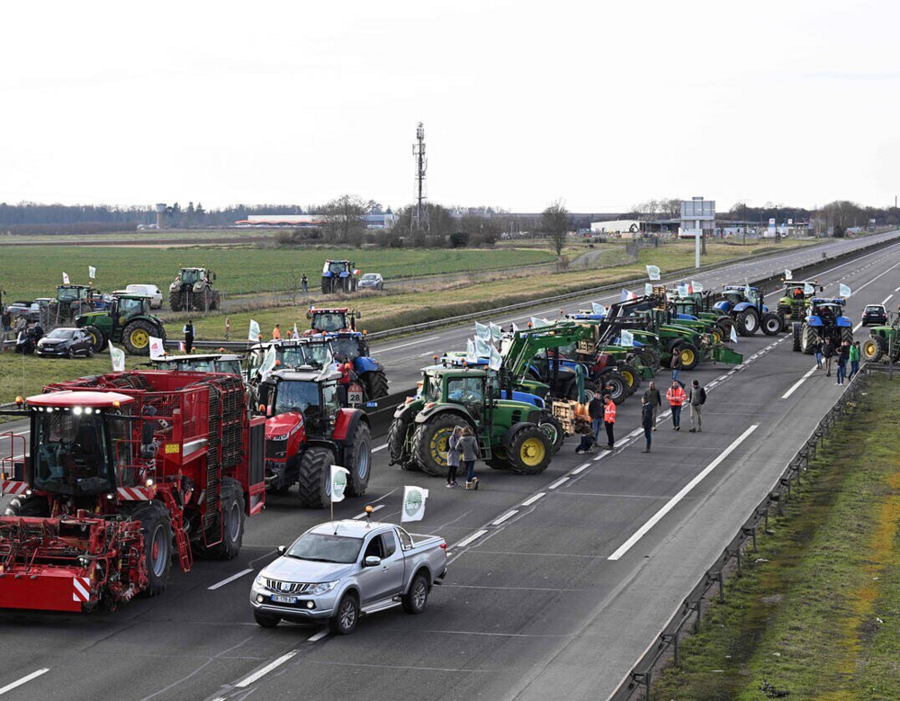 Во Франции протестующие фермеры стали перекрывать дороги к Парижу
