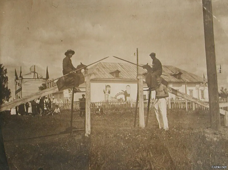 Снимок называется "Рыцарский турнир", первая половина 1930-х годов