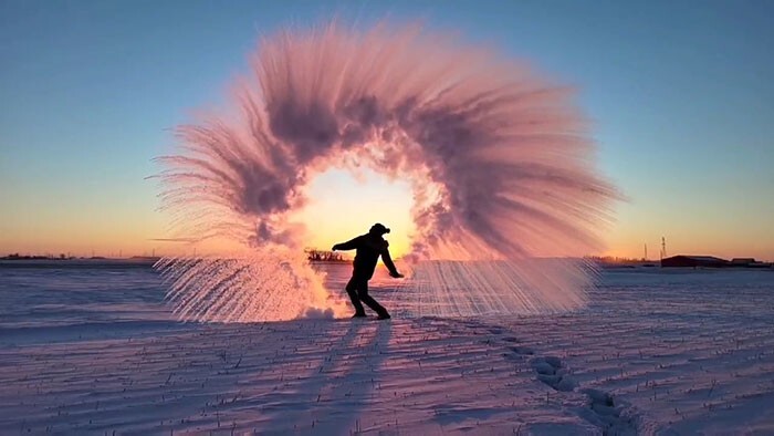 1. Эффект Мпембы в действии: горячая вода на морозе. Фото сделано в канадском городе Калгари