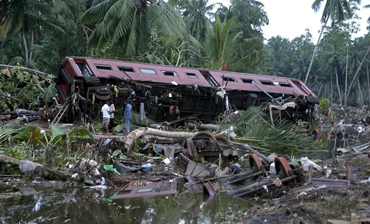 5. Железнодорожная катастрофа на Шри-Ланке, во время цунами 2004 года