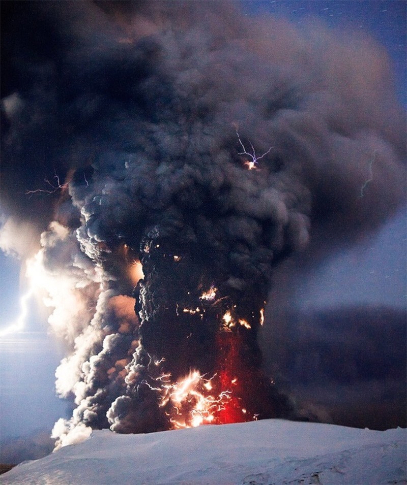 3. Вулканические вспышки молнии во время извержения вулкана Эйяфьятлайокудль